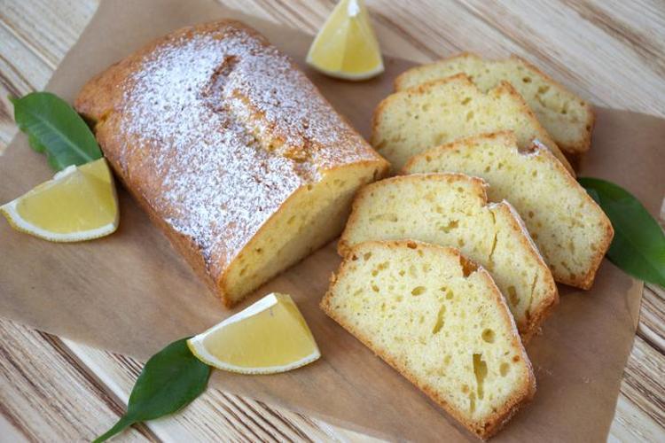 Evde limonu olan hemen denesin Tam ölçülü ve yumuşacık kek tarifi, buram buram kokuyor