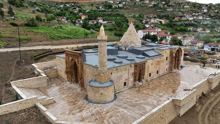 DİVRİĞİ ULU CAMİİ VE DARÜŞŞİFASI: TAŞIN ŞİİRSEL DÖNÜŞÜMÜ