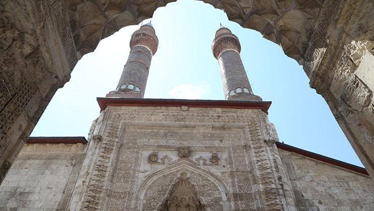 ÇİFTE MİNARELİ MEDRESE: KENT MEYDANININ AZAMETLİ SEMBOLÜ