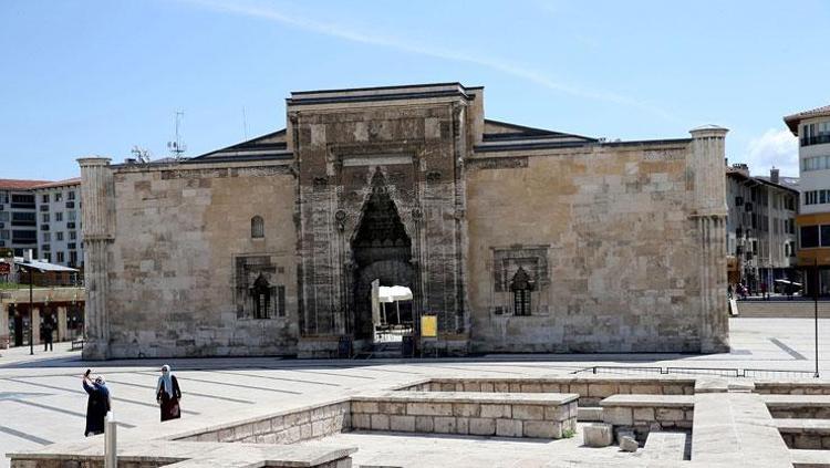 BURUCİYE MEDRESESİ: SELÇUKLUNUN BİLİM VE ESTETİK MERKEZİ