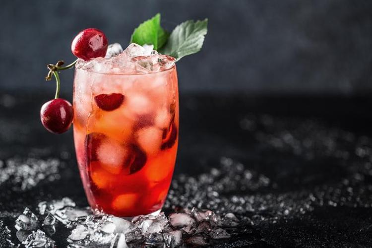 Rengiyle göz kamaştırıyor, yudumlayan bir daha istiyor Şeflerin gizli dokunuşuyla ev yapımı kirazlı limonata nasıl yapılır