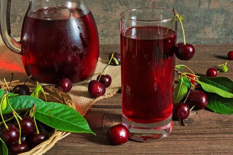 Rengiyle göz kamaştırıyor, yudumlayan bir daha istiyor Şeflerin gizli dokunuşuyla ev yapımı kirazlı limonata nasıl yapılır