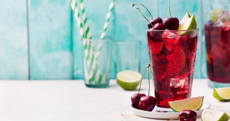 Rengiyle göz kamaştırıyor, yudumlayan bir daha istiyor Şeflerin gizli dokunuşuyla ev yapımı kirazlı limonata nasıl yapılır