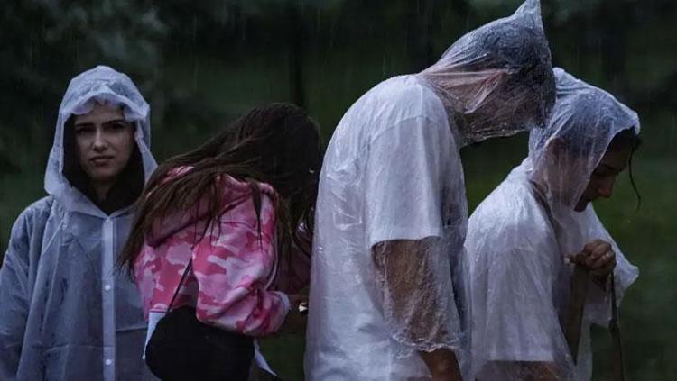 İstanbulda kuvvetli sağanak caddeleri göle çevirdi 12 saat sürecek: Afete dönüşebilir