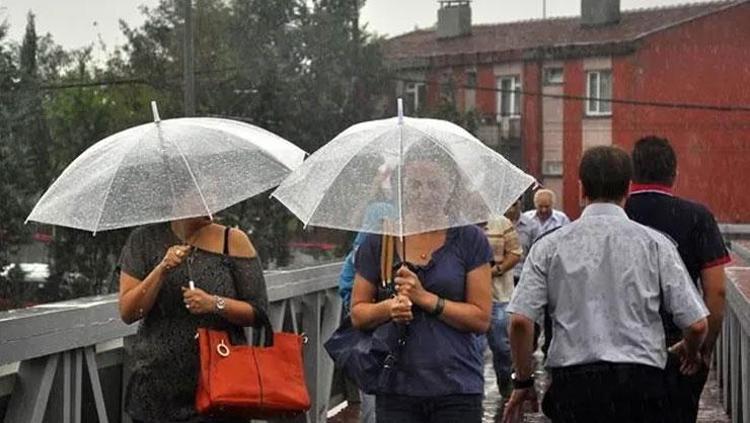 İstanbulda kuvvetli sağanak caddeleri göle çevirdi 12 saat sürecek: Afete dönüşebilir