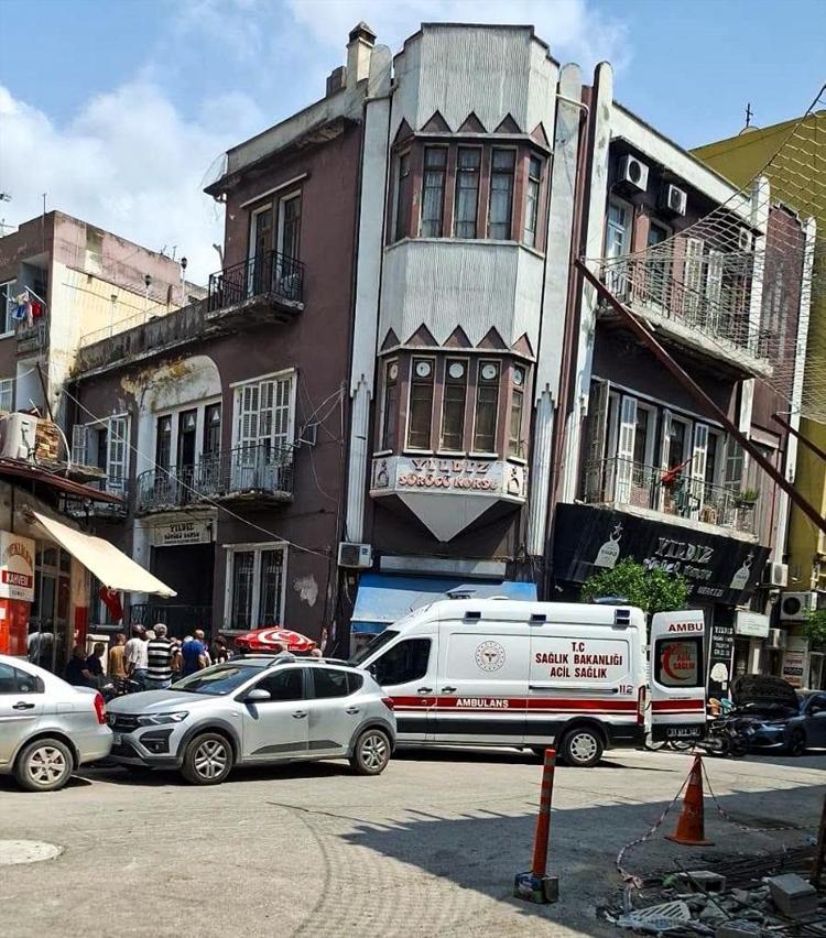Sokakta çay içerken dehşeti yaşadı Kafasına 11 dikiş atıldı