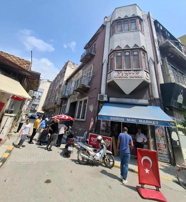 Sokakta çay içerken dehşeti yaşadı Kafasına 11 dikiş atıldı