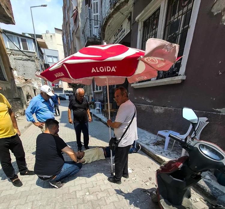 Sokakta çay içerken dehşeti yaşadı Kafasına 11 dikiş atıldı