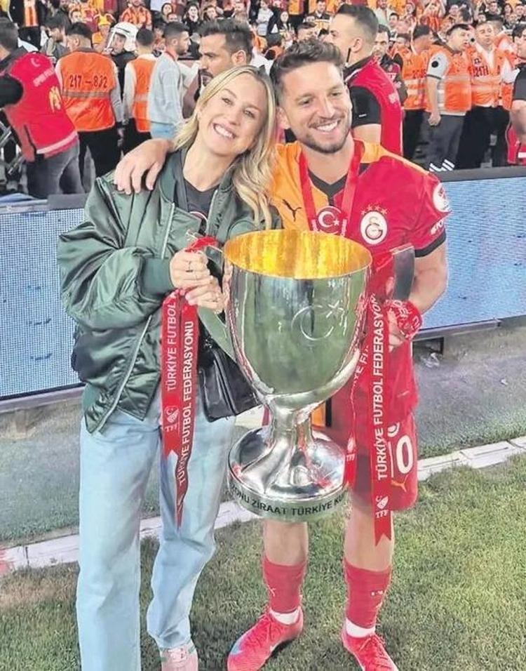Galatasarayın Belçikalı yıldızı Dries Mertens ve eşi Kat Kerkhofsun İstanbul aşkı başka bir boyuta taşındı
