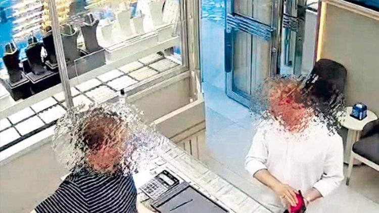 Polis tatilci kılığına girdi: Lüks villada havuz keyfi yapıyorlardı, dünyalarına başlarına yıkıldı