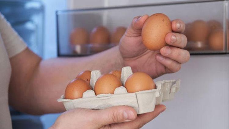 Dolaptaki yumurtayı yemeden önce bunu yapın Taze mi bayat mı olduğu hemen anlaşılıyor