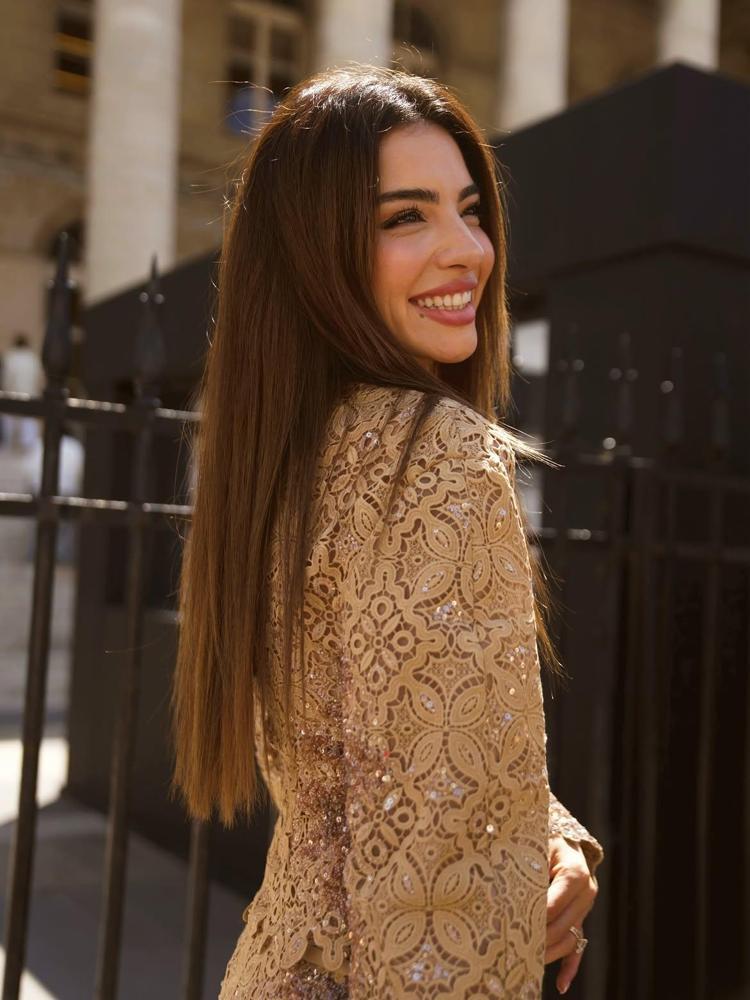 Melisa Aslı Pamuk Paris Moda Haftası’na güzelliğiyle damga vurdu