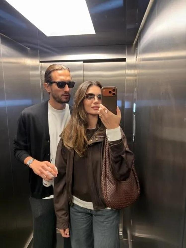 Melisa Aslı Pamuk Paris Moda Haftası’na güzelliğiyle damga vurdu