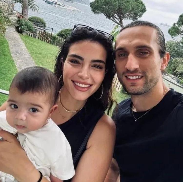 Melisa Aslı Pamuk Paris Moda Haftası’na güzelliğiyle damga vurdu