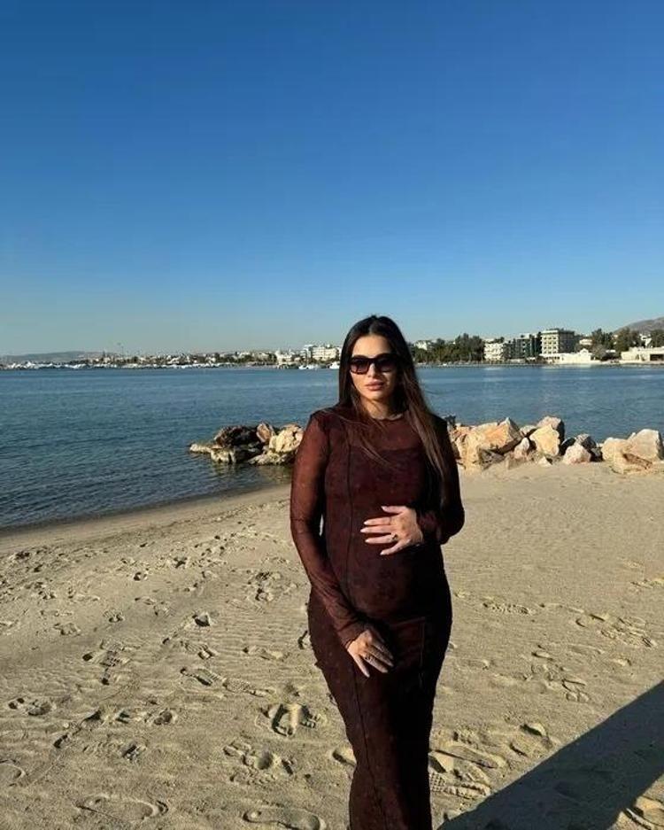 Melisa Aslı Pamuk Paris Moda Haftası’na güzelliğiyle damga vurdu