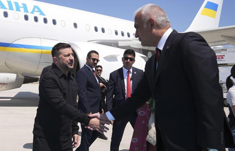 Bakan Mehmet Nuri Ersoy, Zelenskiyi Esenboğada karşıladı