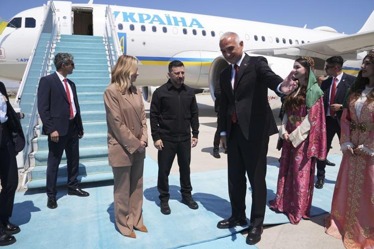 Bakan Mehmet Nuri Ersoy, Zelenskiyi Esenboğada karşıladı