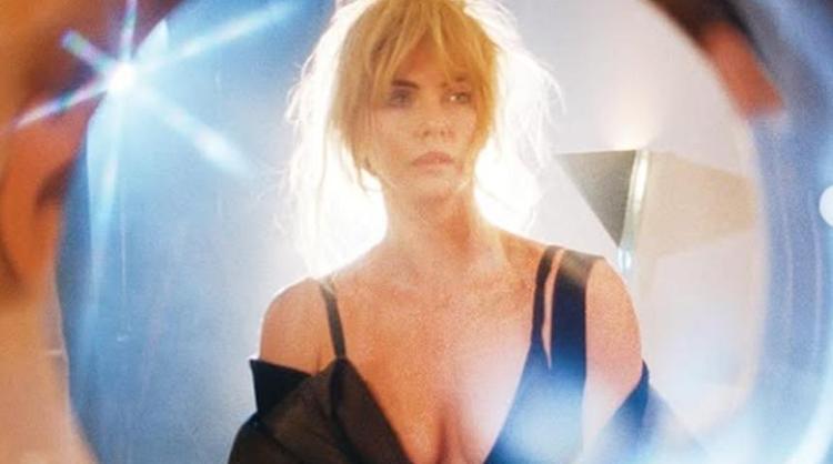 Charlize Therondan iddialı poz