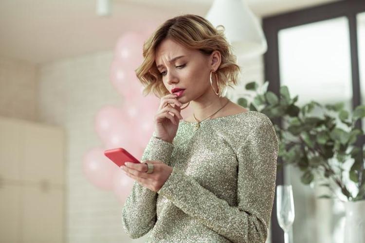 AKILLI TELEFON PARMAĞI NEDİR KEMİKLERİMİZ GERÇEKTEN EĞRİLİYOR MU