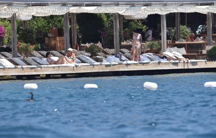 Cemre Bayselin plaj keyfi Fiziğiyle hayran bıraktı
