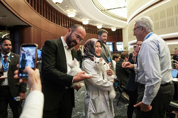 NATO Zirvesinin sevimli yıldızları Lokum ve Akkız yabancı basını kendine hayran bıraktı