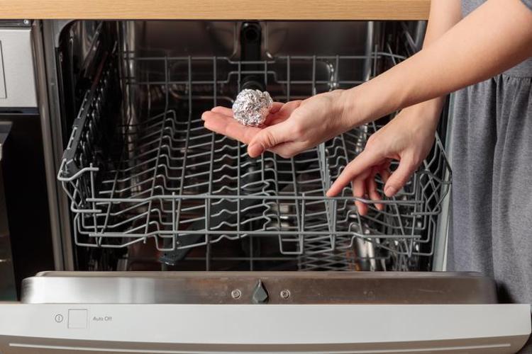 Bulaşık makinesinin sepetine 1 parça atmak yetiyor, çatal kaşık ve bıçakları ayna gibi parlatıyor