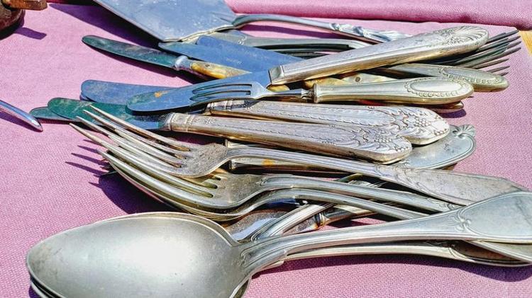 Bulaşık makinesinin sepetine 1 parça atmak yetiyor, çatal kaşık ve bıçakları ayna gibi parlatıyor