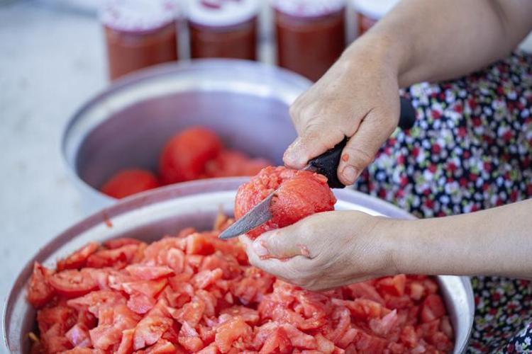 Domates alırken 2 kere düşünün Sapından kendini ele veriyor