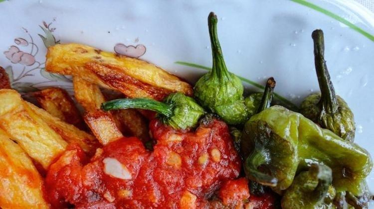 Kahvaltı sofralarının yeni vazgeçilmezi 15 dakikada hazır pratik domatesli biber kavurması tarifi