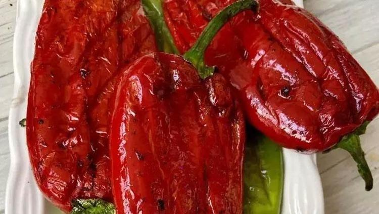 Kahvaltı sofralarının yeni vazgeçilmezi 15 dakikada hazır pratik domatesli biber kavurması tarifi