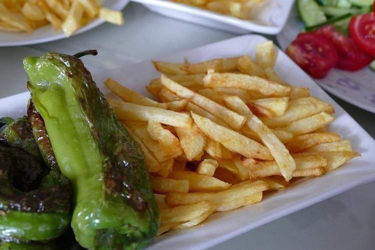 Kahvaltı sofralarının yeni vazgeçilmezi 15 dakikada hazır pratik domatesli biber kavurması tarifi