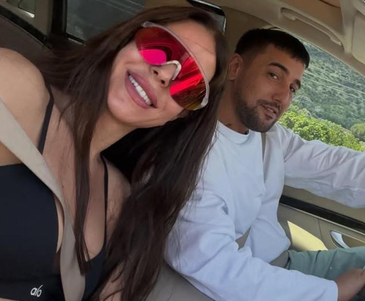 Tatil keyifleri devam ediyor Simge ve sevgilisinden sarmaş dolaş kare