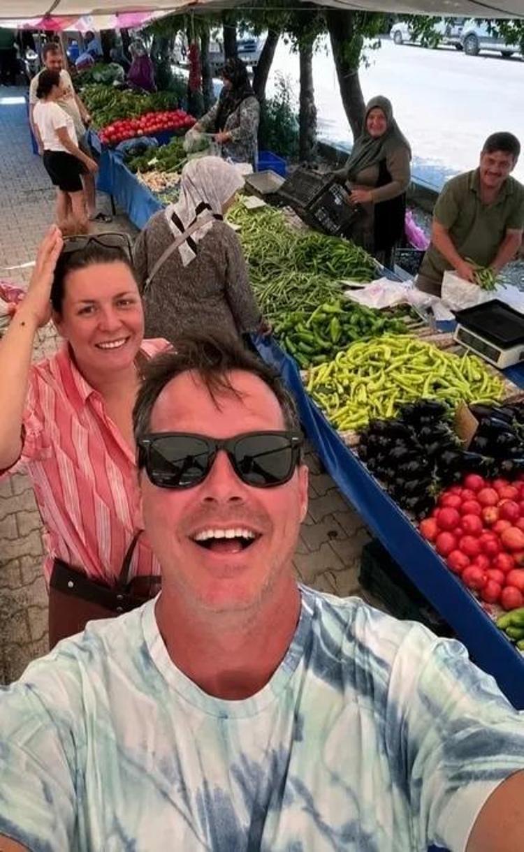 İstanbulu bırakıp yeni bir hayat kurdular Alp Kırşan ve eşinden ‘pazar’ selfiesi