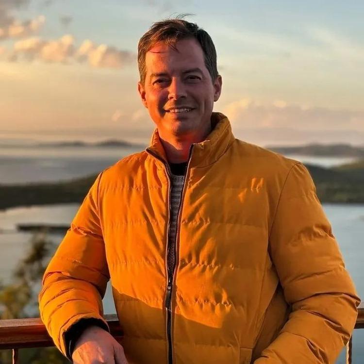 İstanbulu bırakıp yeni bir hayat kurdular Alp Kırşan ve eşinden ‘pazar’ selfiesi