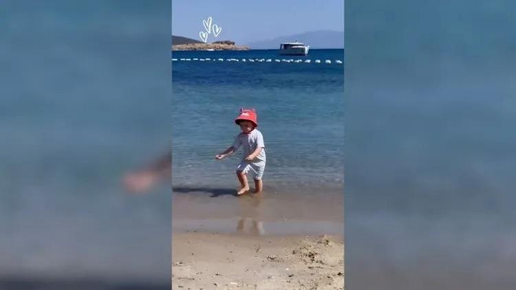 Yıldız Çağrı Atiksoy kızı Mira Milenanın deniz keyfini paylaştı