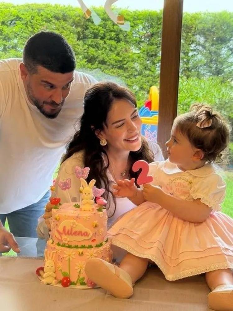 Yıldız Çağrı Atiksoy kızı Mira Milenanın deniz keyfini paylaştı