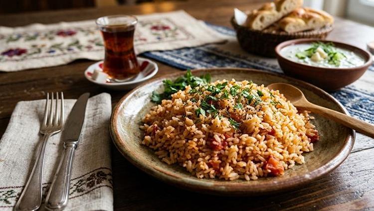 Pilavı bir de böyle yiyin Asla lapa olmuyor, tam ölçülü anne usulü domatesli pilav tarifi