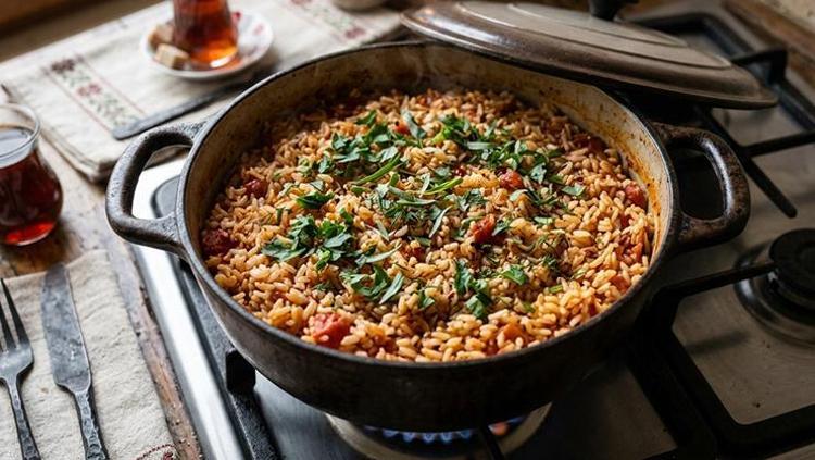 Pilavı bir de böyle yiyin Asla lapa olmuyor, tam ölçülü anne usulü domatesli pilav tarifi