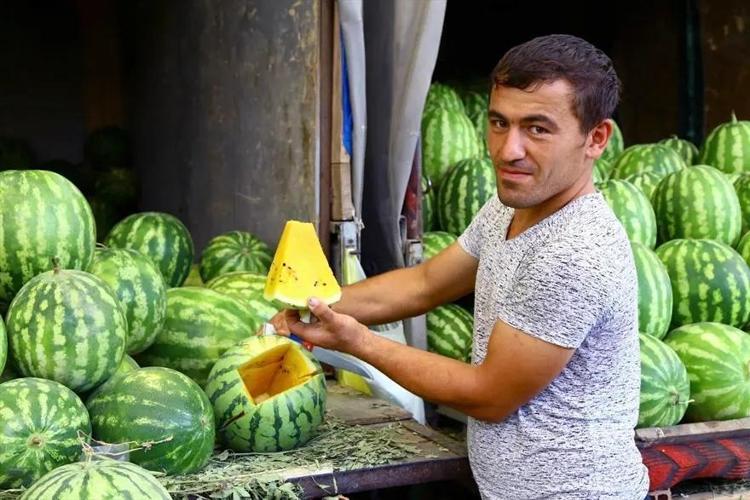 Pirinç ve mısır ekerek sadece karınlarını doyuruyorlardı, dönüm noktası oldu Tarlasına eken 3 ayda evini, arabasını alıyor...