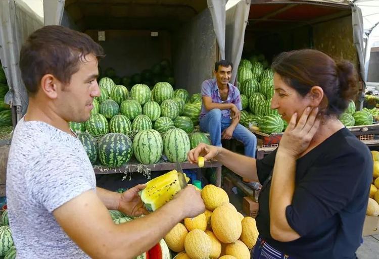 Pirinç ve mısır ekerek sadece karınlarını doyuruyorlardı, dönüm noktası oldu Tarlasına eken 3 ayda evini, arabasını alıyor...