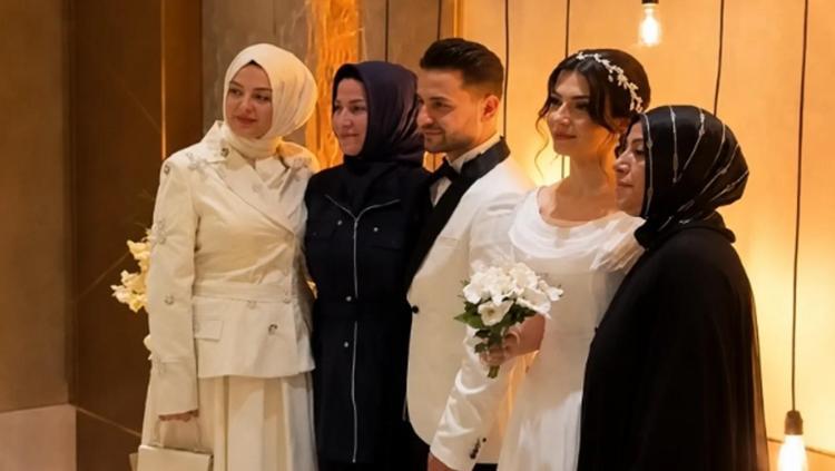Kadir Ezildinin kardeşi evleniyor Gamze Ezildi kınaya damga vurdu