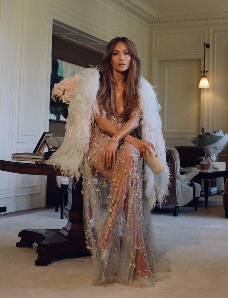 Jennifer Lopez Paris Moda Haftası’na şıklığı ve güzelliğiyle damga vurdu