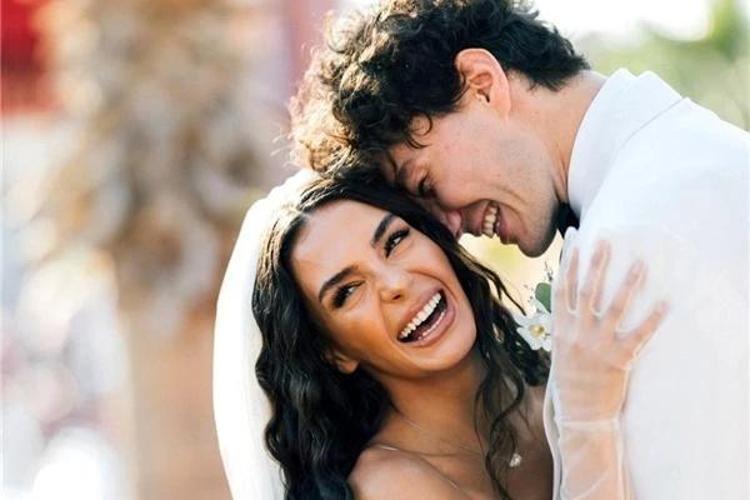 Ebru Şahin doğayla iç içe anlarını paylaştı Dalından erik topladı