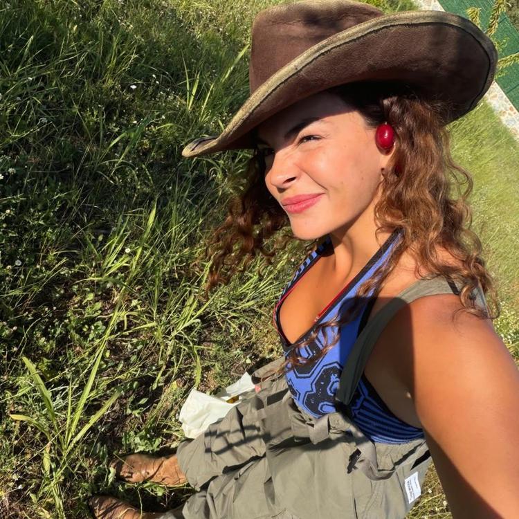 Ebru Şahin doğayla iç içe anlarını paylaştı Dalından erik topladı