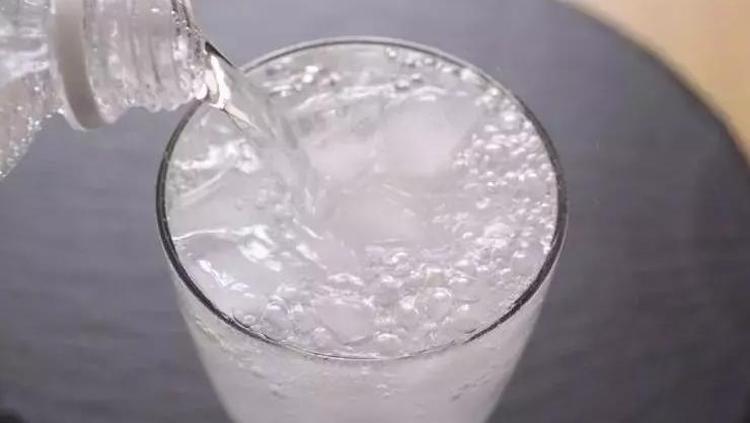 Buz doldurulmuş şekerli ve gazlı içecekler içtiğinizde vücutta ne oluyor İşte buzun maskelediği o korkunç tehlike