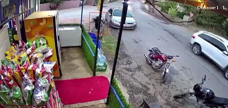 Korku dolu anlar kamerada Çığlıkları duyan esnaf koştu: Gece olsaydı kimse bulamayacaktı