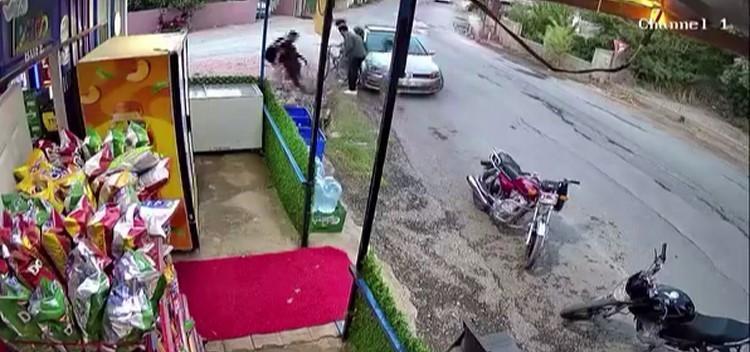 Korku dolu anlar kamerada Çığlıkları duyan esnaf koştu: Gece olsaydı kimse bulamayacaktı