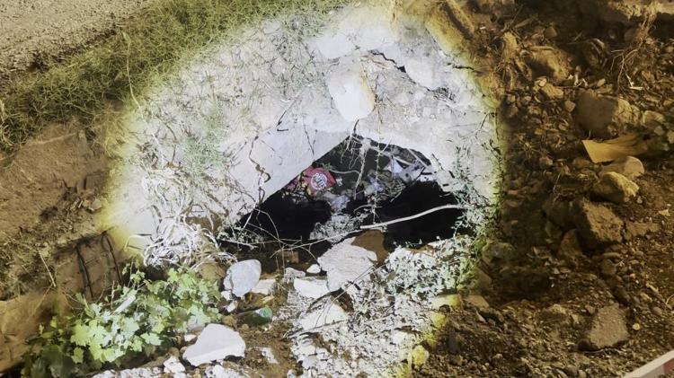 Korku dolu anlar kamerada Çığlıkları duyan esnaf koştu: Gece olsaydı kimse bulamayacaktı