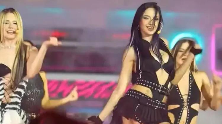 Manifest konserinde yürekler ağza geldi Ağlayarak sahnesine devam etti