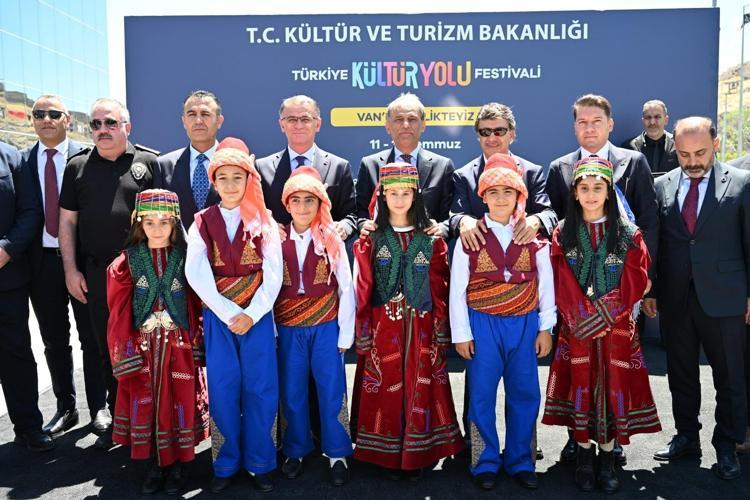 Vanda dokuz gün sürecek kültür, sanat ve lezzet şöleni başladı